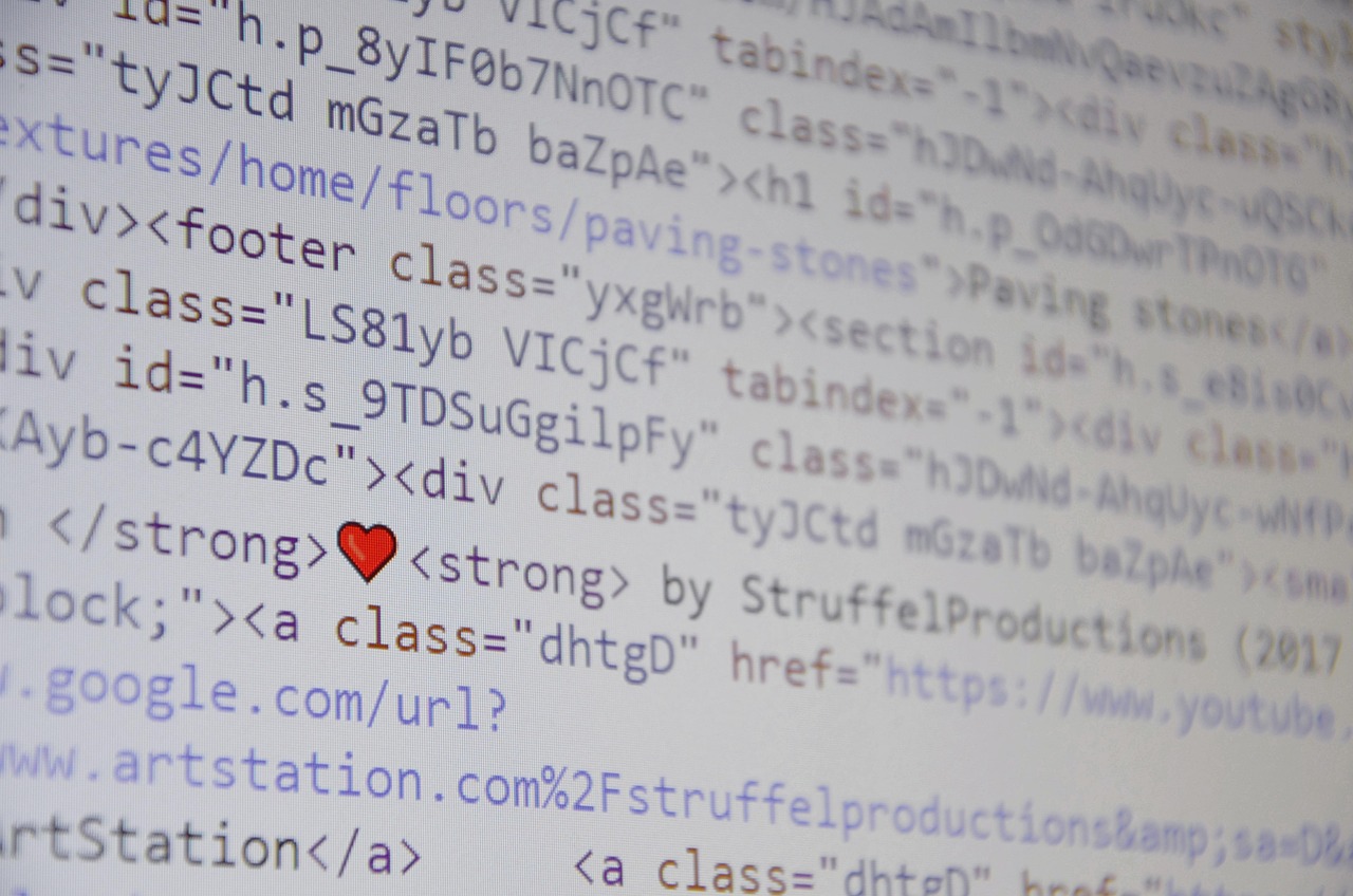 Разработчик в IDE с кодом API